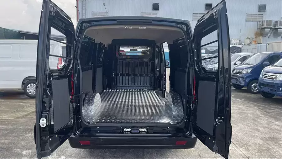 Khoang hàng kín của xe tải van giúp bảo vệ hàng hóa trong quá trình vận chuyển